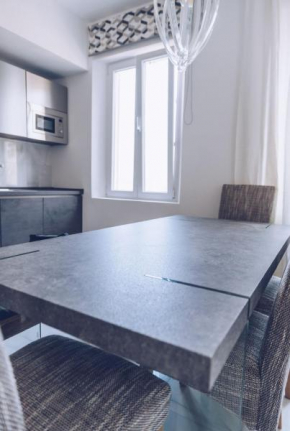 Luxury 2-BR Apartment in The Nook with Lift Access and Prime Central Location
